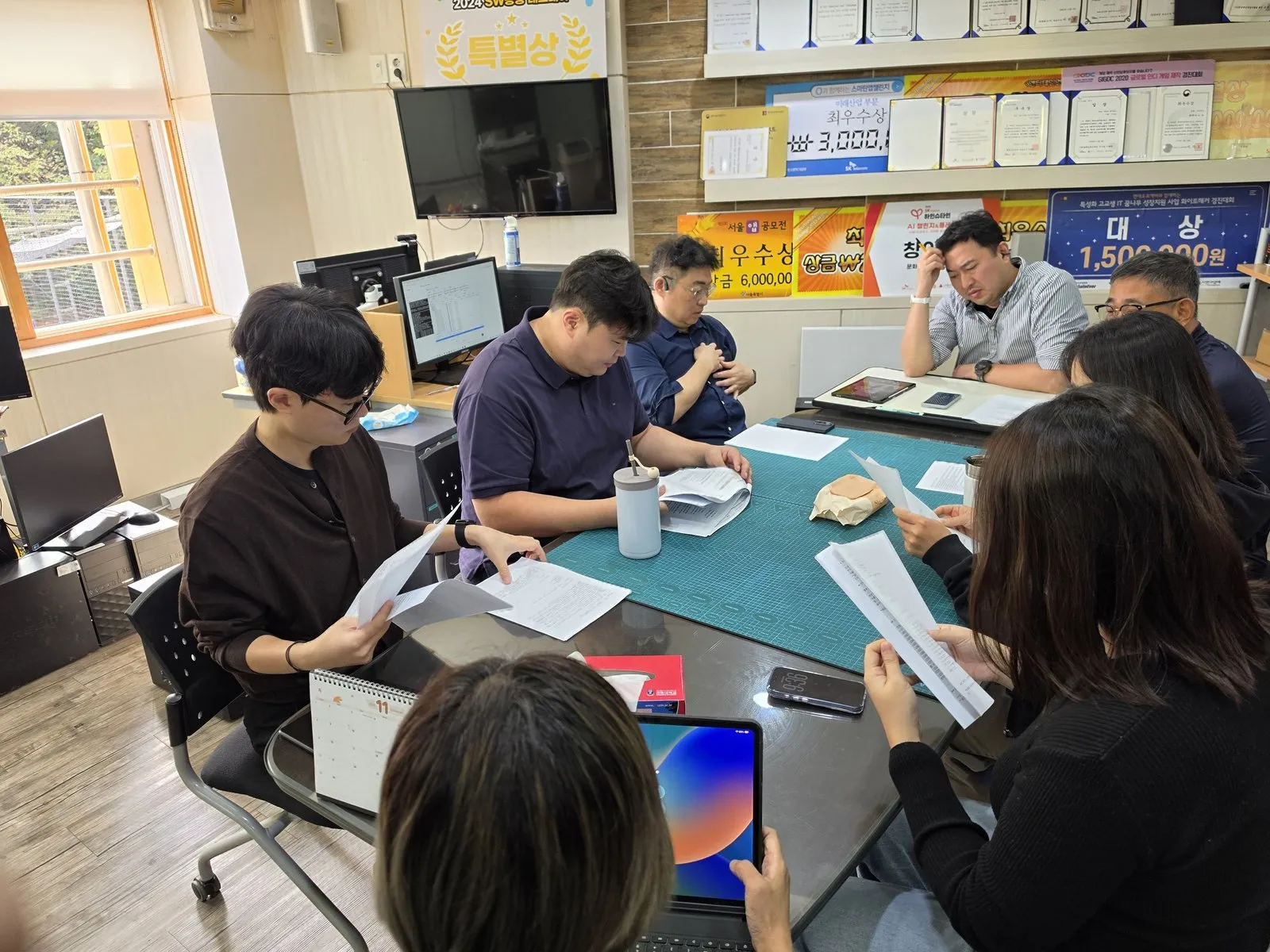 10월 1일 자료를 펼쳐 놓고 협의하는 교사들