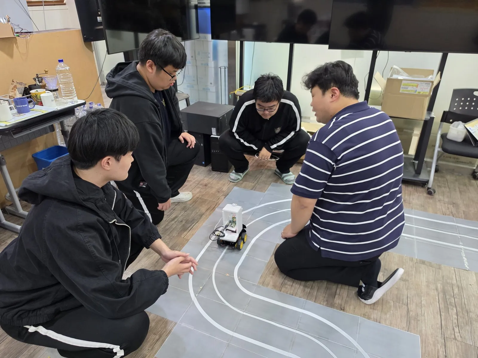 자동차를 주행 코스에 놓고 실습하는 또 다른 팀