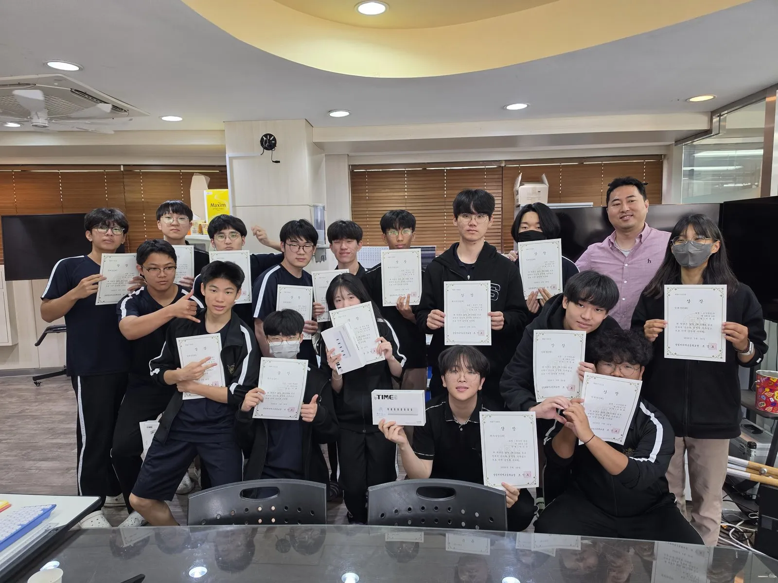 창작SW아이디어 공모전 시상식을 마치고 상장을 든 수상 학생들과 학과 교사