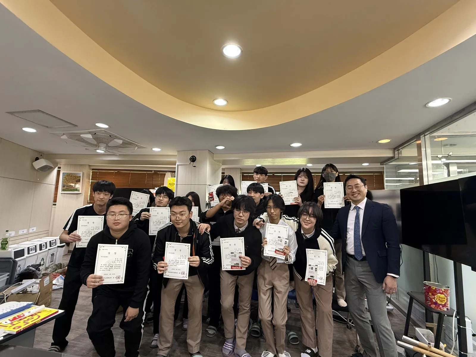 제6회 전공학술대회 시상식을 마치고 상장을 든 수상 학생들과 학과 교사